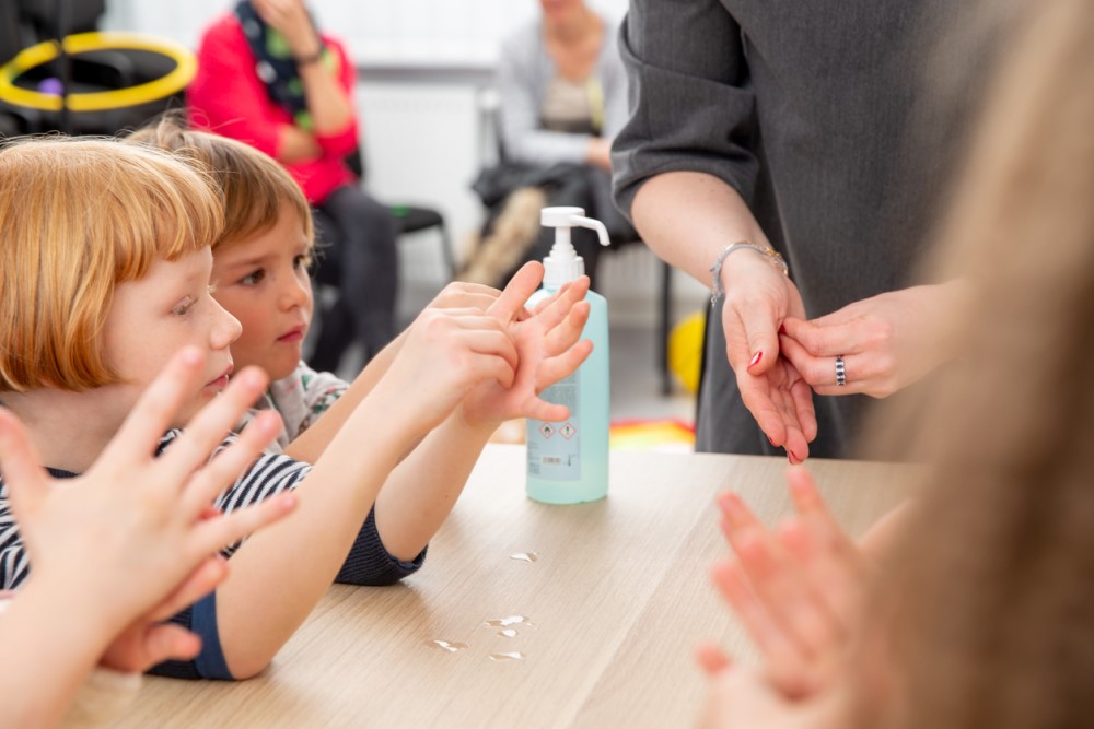 شستن دست کودکان