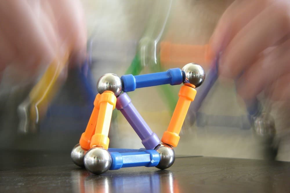 درست کردن سازه توسط کودکان