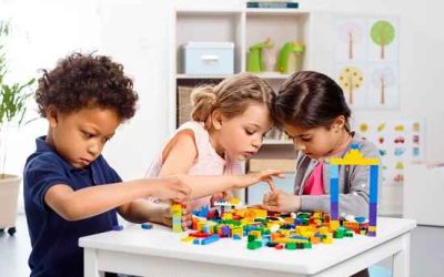 کودک را به پرستار بسپاریم یا به مهد بفرستیم؟